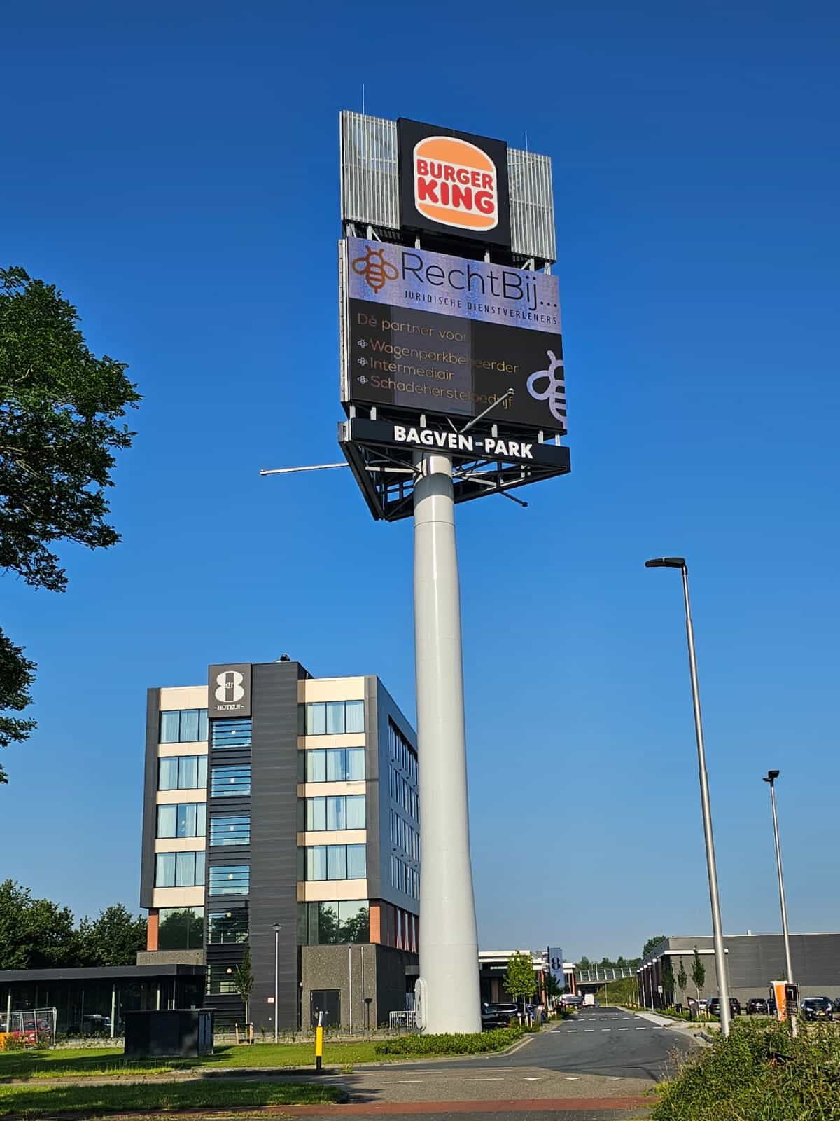 Digitale reclamemast uiting RechtBij promotie